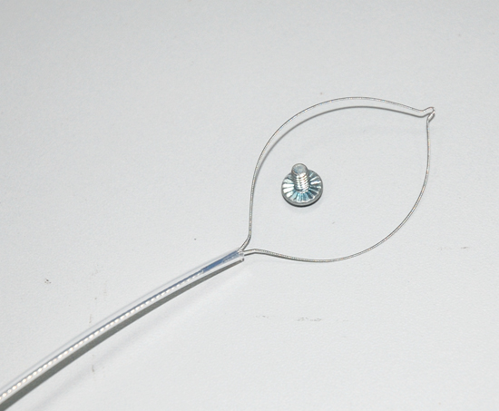 1、放大圈口，套住螺絲