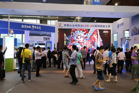 第一屆科創(chuàng)會(huì)現(xiàn)場(chǎng)人潮涌動(dòng)