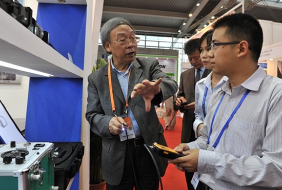 牛憨笨院士高交會期間曾指導(dǎo)亞泰光電工作人員內(nèi)窺鏡操作