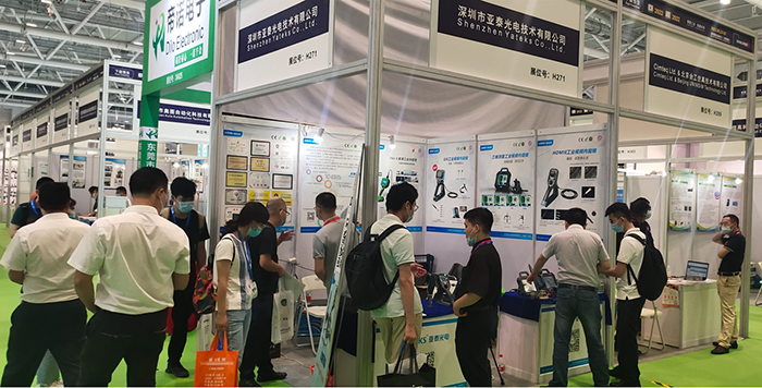 亞泰光電展臺前工作人員與現場觀眾交流、溝通并提供現場咨詢解答